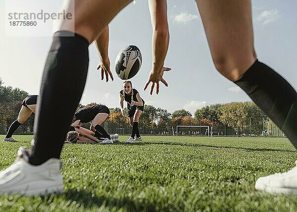 Rückenansicht Frauen Hände versuchen zu fangen Rugby-Ball