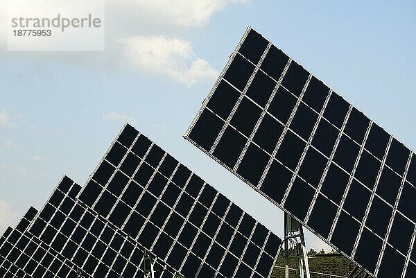 Erneuerbare Energie mit riesigen Sonnenkollektoren
