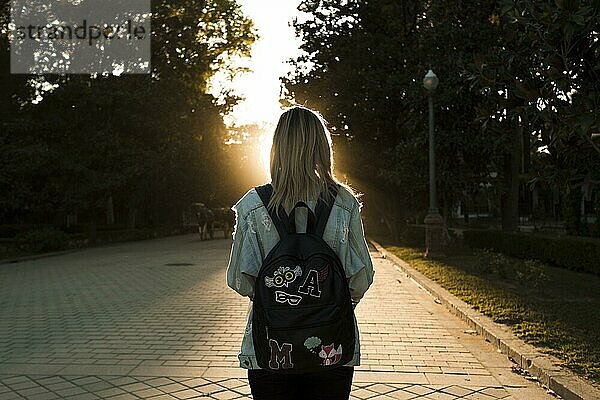 Rückenansicht Frau bei Sonnenuntergang