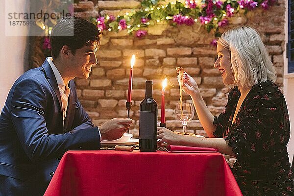 Pärchen beim Abendessen am Valentinstag