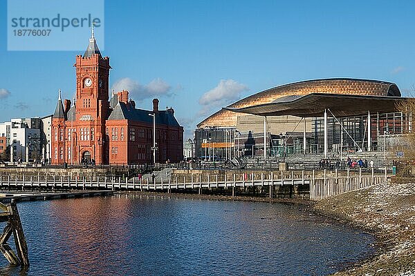 CARDIFF  WALES/UK - 26. DEZEMBER : Pierhead-Gebäude und Millenium Centre in Cardiff am 26. Dezember 2013. Nicht identifizierte Personen