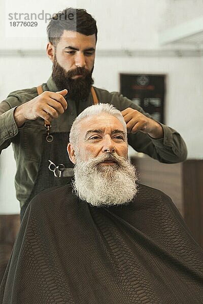 Alter Kunde beim Haarschnitt im Friseursalon