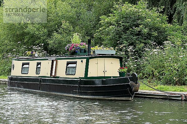 Schmales Boot auf dem Kennet and Avon Canal in Aldermaston Berkshire am 5. Juli 2015