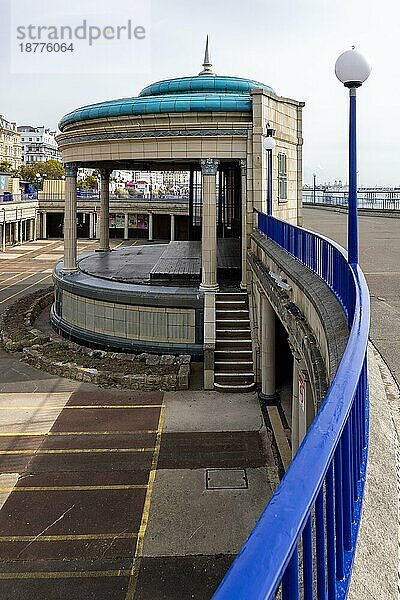 EASTBOURNE  EAST SUSSEX  UK - MAI 3 : Blick auf den Bandstand in Eastbourne am 3. Mai 2021. Eine nicht identifizierte Person