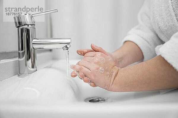 Nahaufnahme Händewaschen mit Seife