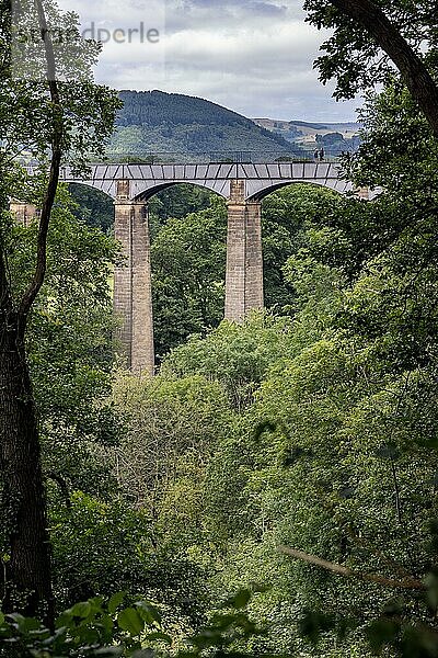 FRONCYSYLLTE  WREXHAM  WALES - 15. JULI : Blick auf das Pontcysyllte-Aquädukt in der Nähe von Froncysyllte  Wrexham  Wales  Großbritannien am 15. Juli 2021. Zwei nicht identifizierte Personen