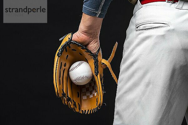 Rückenansicht Mann hält Handschuh mit Baseball. Auflösung und hohe Qualität schönes Foto