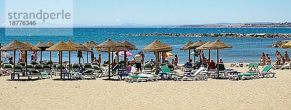 MARBELLA  ANDALUCIA  SPANIEN - 4. MAI: Blick auf den Strand in Marbella Spanien am 4. Mai 2014. Nicht identifizierte Menschen