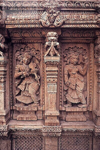 Holzschnitzereien aus dem 17. Jahrhundert  die das Violinspiel und eine Tänzerin im Chariot des Meenakshi-Sundareswarar-Tempels in Madurai  Tamil Nadu  Südindien  Indien  Asien darstellen  Asien