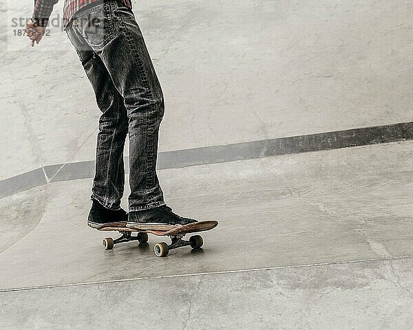 Mann hat Spaß mit Skateboard im Freien Stadtpark