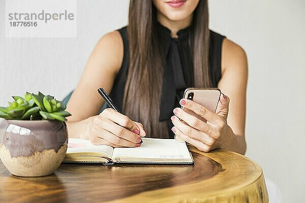 Geschäftsfrau schreibt vom Telefon aus