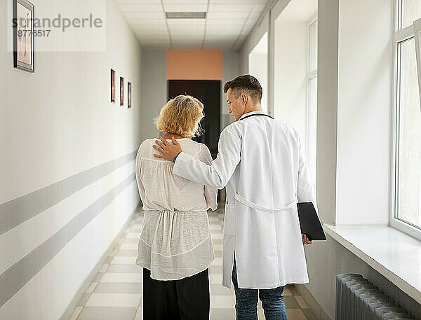Rückenansicht Arzt Seniorin gehend