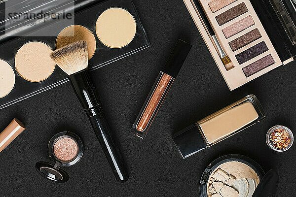 Schöne Set professionelle Make-up Kosmetik dunklen Tisch. Auflösung und hohe Qualität schönes Foto