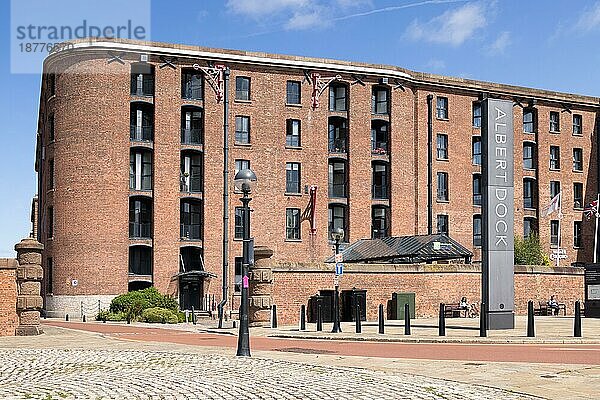 LIVERPOOL  UK - 14. JULI: Holiday Inn Express am Albert Dock in Liverpool  England  am 14. Juli 2021. Zwei nicht identifizierte Personen