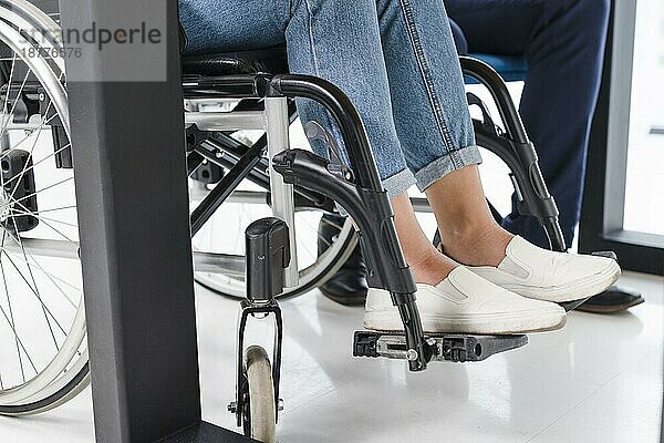 Behinderte Frau Füße Rollstuhl weiß Boden