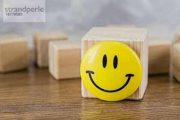 Vorderansicht Smiley Holzblock. Foto mit hoher Auflösung