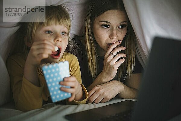 Schwestern sehen einen interessanten Film