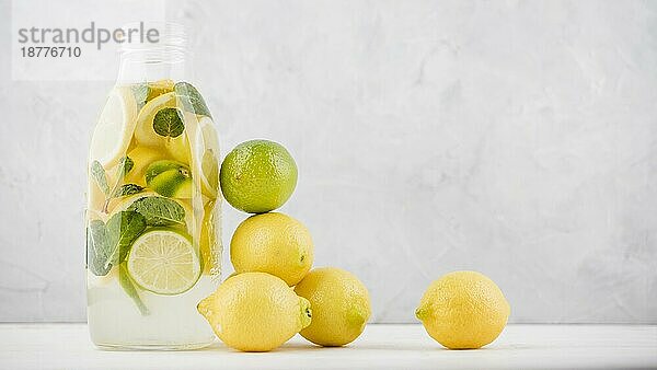 Vorderansicht köstliche hausgemachte Limonade