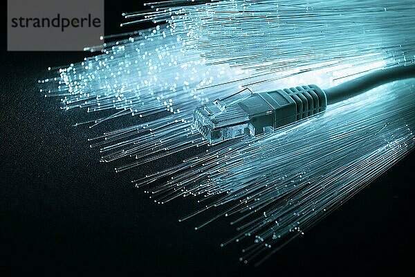 Blaue Glasfaser mit Ethernet-Kabel Bild auf pik. Auflösung und hohe Qualität schönes Foto