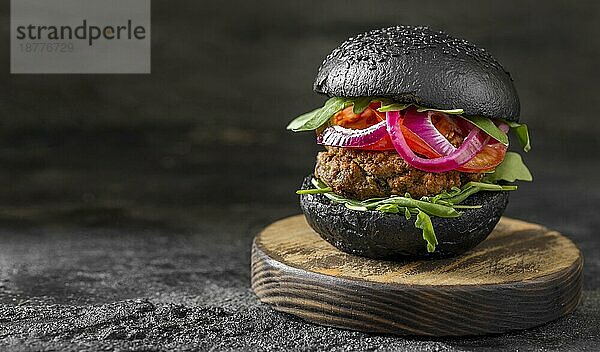 Vorderansicht Veggie-Burger mit schwarzen Brötchen Schneidebrett