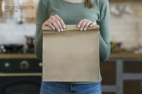 Nahaufnahme einer jungen Frau mit Papiertüte. Schönes Foto