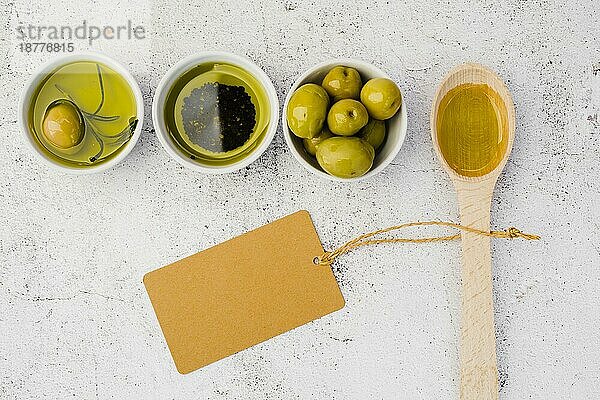 Ansicht von oben Holzlöffel leckere Oliven. Foto mit hoher Auflösung