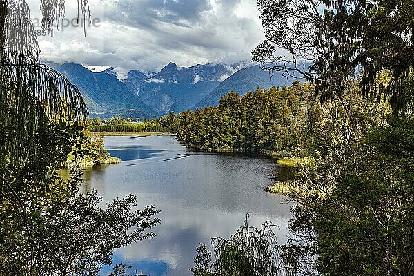 Aussicht auf den Lake Matheson in Neuseeland im Sommer