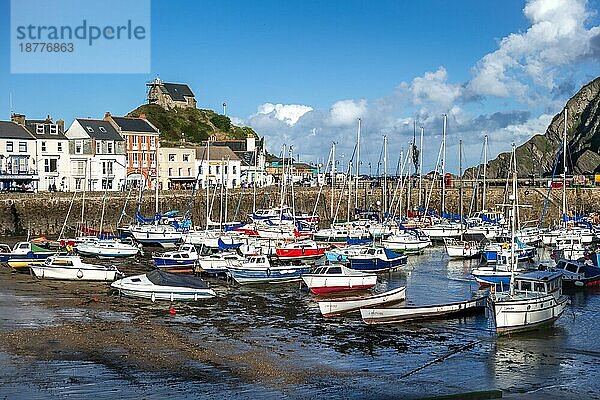 ILFRACOMBE  DEVON/UK - 19. OKTOBER : Blick auf den Hafen von Ilfracombe in Devon am 19. Oktober 2013. Nicht identifizierte Personen