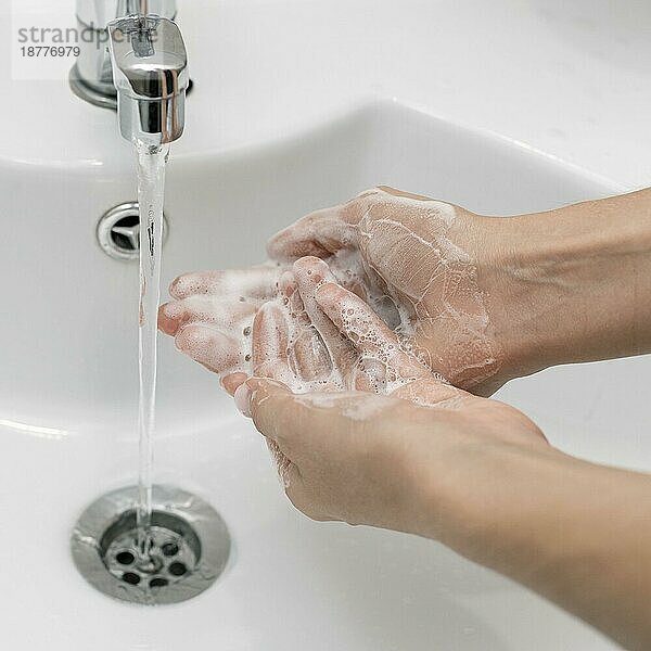 Hoher Winkel Person wäscht Hände Waschbecken