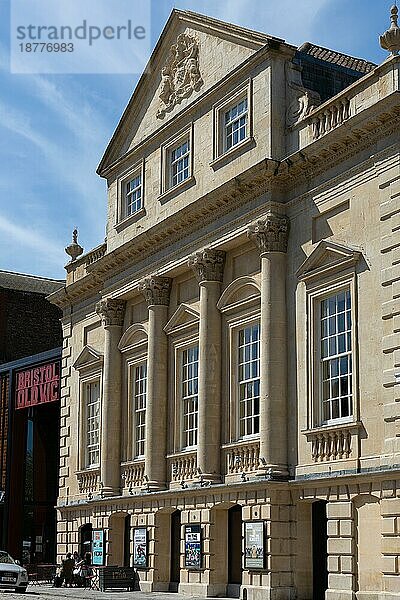 BRISTOL  UK - MAI 14 : Blick auf das Old Vic Theater in Bristol am 14. Mai 2019. Drei nicht identifizierte Personen