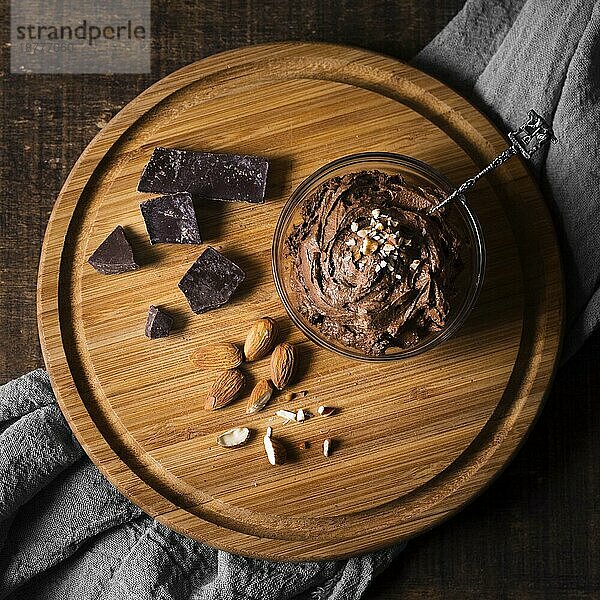 Draufsicht köstliche Mousse au Chocolat  bereit zum Servieren. Foto mit hoher Auflösung
