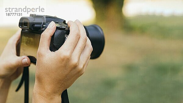 Frau fotografiert mit Fotokamera2. Auflösung und hohe Qualität schönes Foto