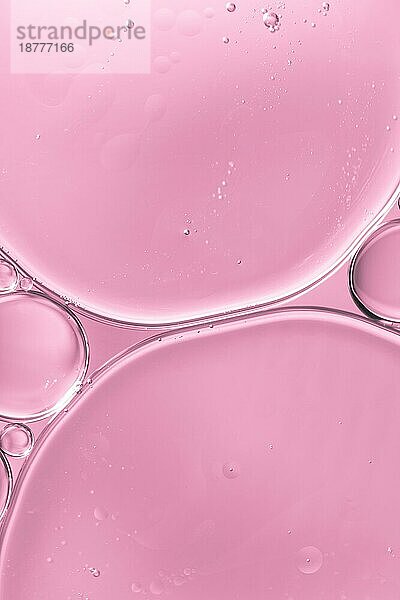 Transluzente Öltropfen Wasser weich rosa unscharfen Hintergrund
