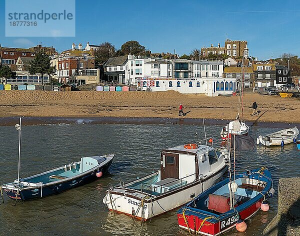 BROADSTAIRS  KENT/UK - 29. JANUAR : Blick auf den Strand von Broadstairs am 29. Januar 2020. Zwei nicht identifizierte Personen