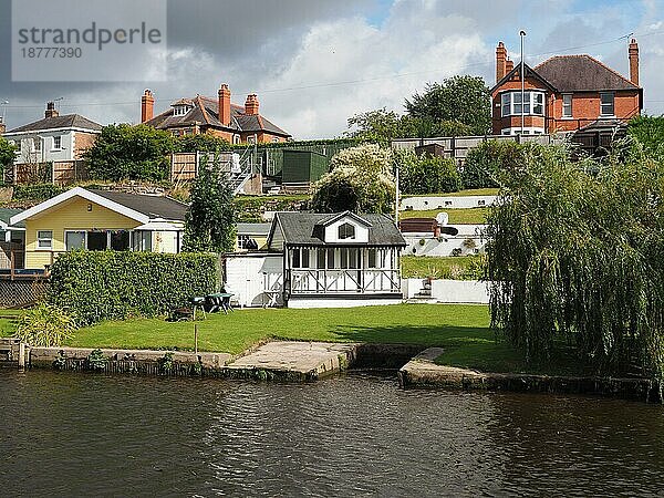 Häuser entlang des Flusses Dee in Chester