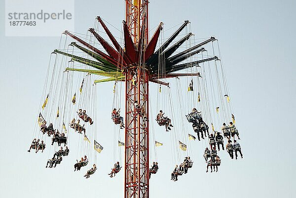 MÜNCHEN  DEUTSCHLAND  3. Oktober: Chairoplane auf dem Oktoberfest in München  Deutschland am 3. Oktober 2011. Das Oktoberfest ist das größte Bierfest der Welt mit über 6 Millionen Besuchern pro Jahr