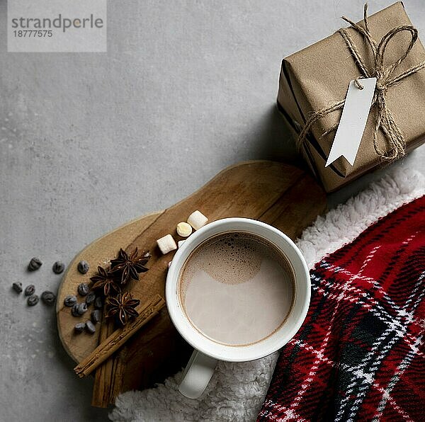 Draufsicht Winter Hygge Elemente mit Tasse heiße Schokolade. Auflösung und hohe Qualität schönes Foto