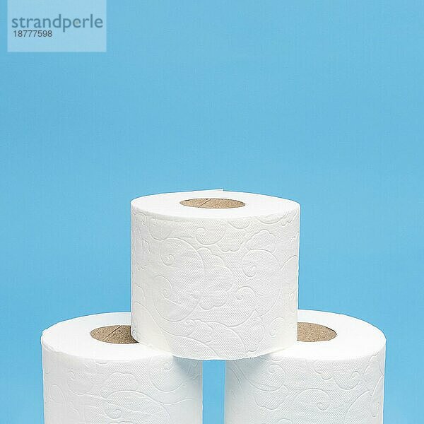 Vorderansicht drei gestapelte Toilettenpapierrollen mit Kopierraum