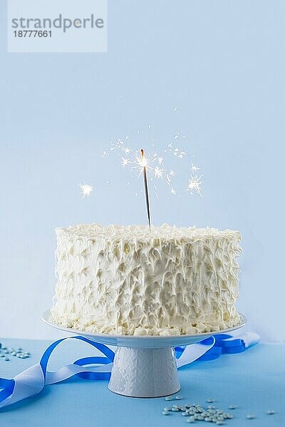 Weißer Geburtstagskuchen mit brennender Wunderkerze. Foto mit hoher Auflösung