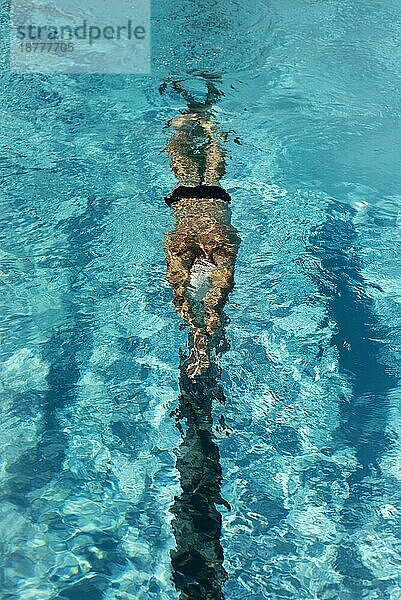 Hohen Winkel männlichen Schwimmer schwimmen Wasser Pool. Hohe Auflösung Foto