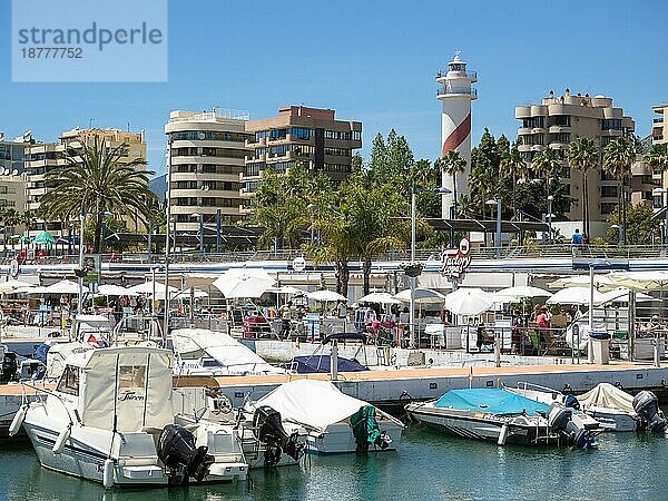 MARBELLA  ANDALUCIA/SPAIN - 4. MAI: Blick auf den Yachthafen von Marbella in Spanien am 4. Mai 2014. Nicht identifizierte Menschen