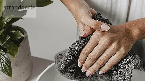 Person trocknet ihre Hände Handtuch close up . Auflösung und hohe Qualität schönes Foto
