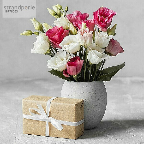 Vorderansicht Blumenstrauß Rosen Vase verpackt Geschenk. Schönes Foto