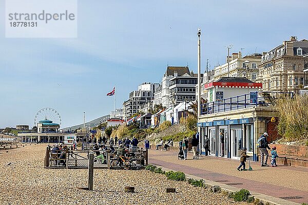 EASTBOURNE  EAST SUSSEX  UK - 3. MAI : Blick auf die Promenade in Eastbourne am 3. Mai 2021. Nicht identifizierte Personen