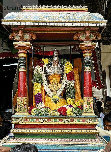 Geschmückter Shivanadiar auf einer Sänfte während des Vinayak Chaturthi Ganesh Chaturthi Festes im Sri Karpaga Vinayakar Tempel in Pillaiyarpatti bei Karaikudi  Tamil Nadu  Südindien  Indien  Asien