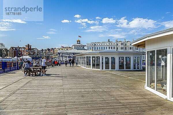 Blick auf den Eastbourne Pier in East Sussex am 29. Juli 2021. Nicht identifizierte Menschen  EASTBOURNE  EAST SUSSEX  Großbritannien  Europa