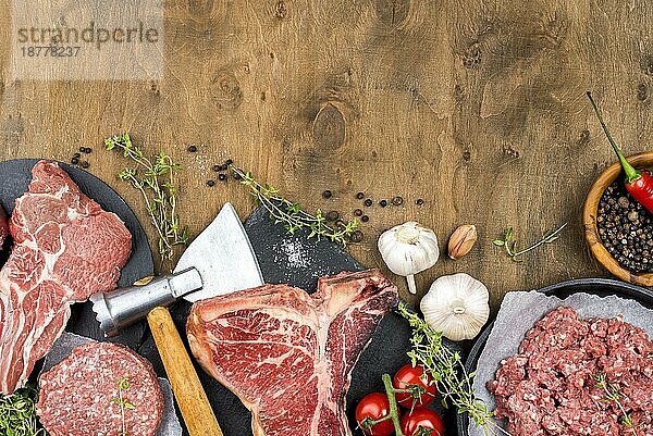 Draufsicht auf Fleisch mit Knoblauch und Kräutern. Auflösung und hohe Qualität schönes Foto