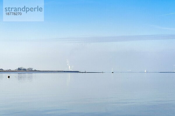 Blick auf den Fluss Swale von Harty Island Kent an einem ruhigen Wintertag