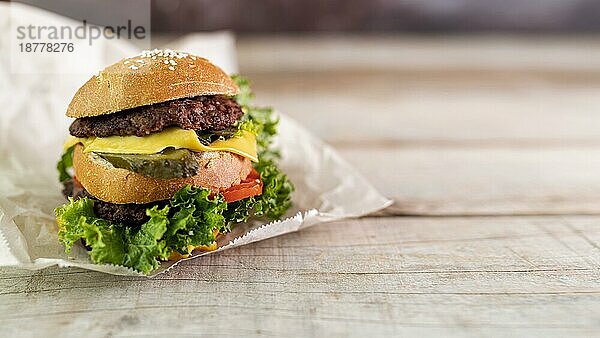 Vorderansicht eines Hamburgers mit hölzernem Hintergrund