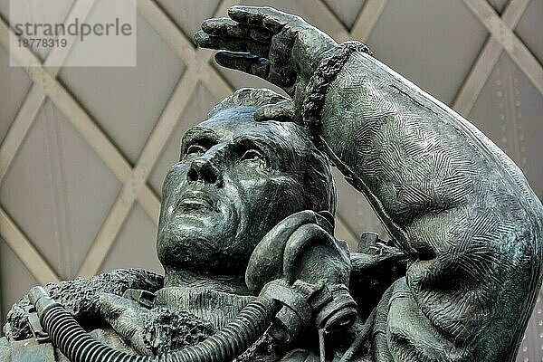 LONDON - 3. NOVEMBER: Philip Jacksons Skulptur zum Gedenken an das RAF Bomber Command in London am 3. November 2013